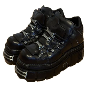 New Rock 106-S112, storlek 44 - Helt nya New Rock 106-S112 i storlek 44. Har endast använt dem en gång, så de är i perfekt skick. Original lådan, med lappar medföljer. Ställ gärna frågor. Priset kan alltid diskuteras.