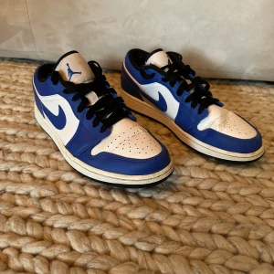 Jordan 1 low Game Royal - Autenthic, använda men fina. 