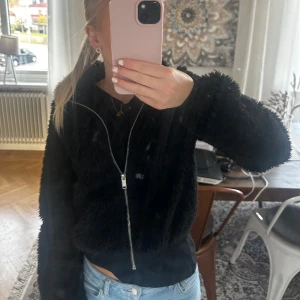 Päls Jacka - En svart kortare pälsjacka som är skit snygg och varm! I jättefint skick💞💞