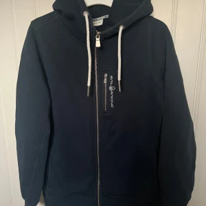 Sail Racing hoodie - Sail Racing hoodie, nästintill oanvänd. Marinblå färg med text på ryggen.