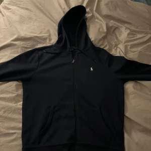 Ralph Lauren Zip Hoodie marinblå - Storlek: M Skriv vid fler funderingar