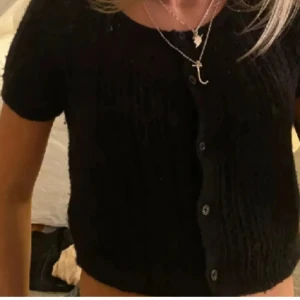 Bolero kofta - Säljer denna snygga korta från Hm då den inte kommer till användning!🩷 Storlek xxs men passar xs/s om man vill ha den lite mer croppad🩷 priset kan diskuteras🩷 skriv om ni har frågor eller vill ha fler bilder🩷
