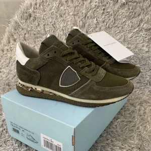 Phillipe Model Trainers - Säljer dessa sprillans nya Philippe Model trainers perfekta till hösten! | Slitningar är del av designen!| Vid snabbaffär diskuteras pris! | Box ingår! | Storlek 41. | Ställ gärna frågor innan du köper!