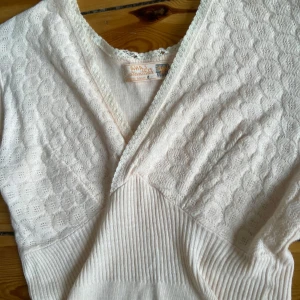 Vintage coquette jättegullig ljusrosa långärmad med spets detaljer. - Den är köpt på italian vintage men har inte använts sedan dess. Väldigt fin ljusrosa färg och har väldigt fin passform.