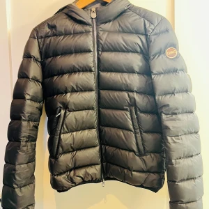 colmar jacka  - FAST PRIS (sänker ej). äkta colmar jacka köpt från en annan säljare på plick ❤️nypris 4000-6000kr. storlek 40 (XS men passar även S). mycket bra skick, använd en höst. OBS: defekt - litet hål i jackan men har fixat med en tygbit (se bilder 3-4). 