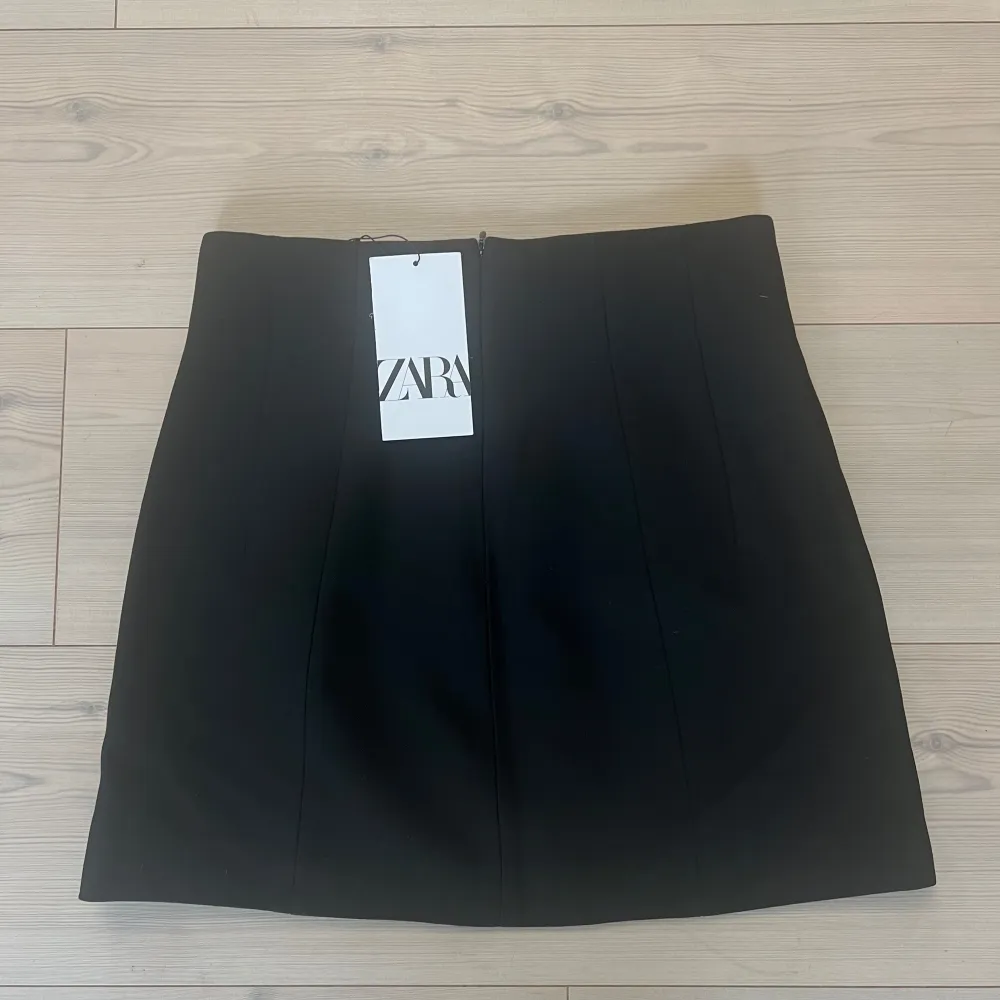 Svart kjol från Zara. Den är inte använd och har prislapp kvar. Kjolen har en dragkedja baktill. Storlek S. Nypris 359kr. . Kjolar.