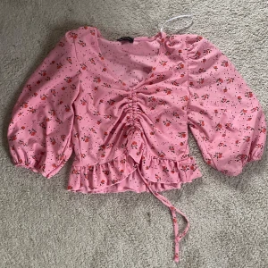 Fin rosa blus - Rosa blus i strl 40 men upplevs som 38, använd fåtal gånger 