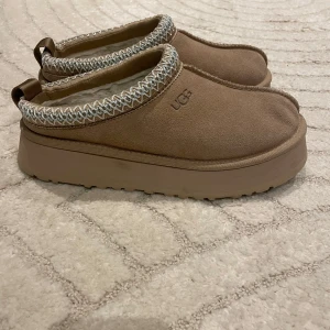 Ugg Tazz - Säljer dessa Ugg tazz som är slutsålda överallt. Storlek 39 (passar storlek 38)  och använda en gång! Färgen sand