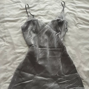 Silver silk dress - Silver silkesklänning från hm, använd endast en gång. Är i storleken small Inga repor inga skador