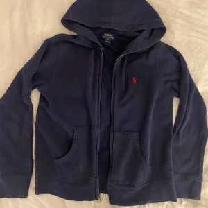 Ralph lauren zip up hoodie - Zip up hoodie från ralph lauren, använd fåtal gånger. Den är i stl L (14-16) alltså barnstorlek, så ungefär samma som xs dam. Färgen är mer tydlig på första bilden!❣️ 