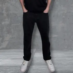 Riktigt snygga Jack & Jones jeans. Modellen heter ”Relaxed Chris” och storleken är W32, L32 och skicket är 8,10! Kan vara lite lite solblekta! Skriv vid frågor eller funderingar!🙂