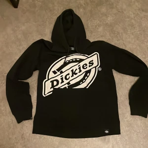 cool dickies hoodie - superfin, köpt second hand därav inte perfekt skick. har en ficka på mitten.