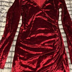 Röd klänning - En väldigt fin röd/vinröd klänning, perfekt till en utgång. Bra skick.