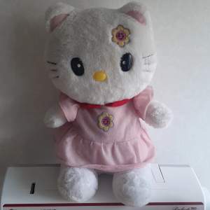 Hello Kitty plushie som letar efter ett nytt hem💗 Hon är i bra skick men börjar bli lite till åren. Skriv gärna vid intresse☺☺