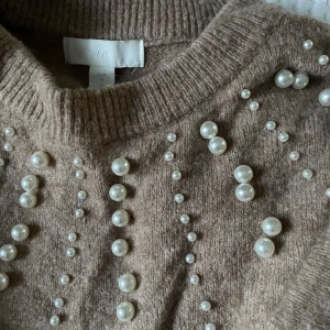 Mysig stickad tröja  - Mjuk och mysig tröja från hm. Väldigt sparsamt använd 