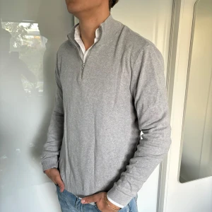 ASOS kofta grå  - - Kofta från märket ASOS i storlek M - Bra skick men lite lätt nopprig  - Modell på bild är 182/67kg. - Hör av dig vid eventuella frågor! Mvh  