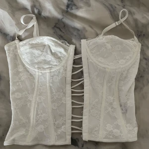 Vit korsett - Använd två gånger kommer ej till användning💞