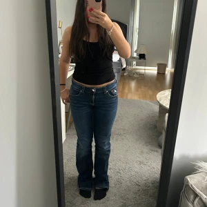 Mörkblå jeans  - Säljer då dem inte kommer till användning, knappt använda. Från Gina young i storlek 170, passar även xs/s 🫶🏽