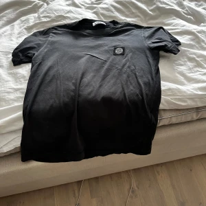 Stone Island t-shirt  - Stone Island t-shirt i storlek 14/16 jr. Skön och tunt material, skick 9,5/10 som ny! Pris kan diskuteras.