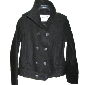 Lee ( äkta vara) toppskick Stl XS  - Hekt oanvänd ! Äkta märke Lee Stl XS stämmer bra . Svart , ullblandning 