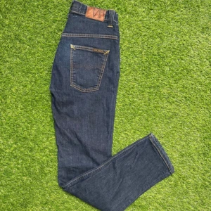 Nudie Jeans - Säljer dessa feta jeans från Nudie Jeans med slimfit passform. Storlek 30/32. Skicket är fint inte fläckfritt men nästintill till perfekt. Skriv vid minsta fundering.  