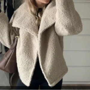 Teddy jacka  - Säljer denna GOSIGA Teddy jacka från Gina💥använd 2 gånger så iprincip nyskick!!! Stor i storleken  Säljer för ja har en annan annan färg💕 Kan sänka priset lite vid snabb affär