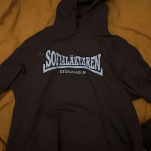 Sofialäktaren hoodie - Säljer min knappt använda hoodie från Sofialäktaren, pågrund av att jag inte använder den så mycket.