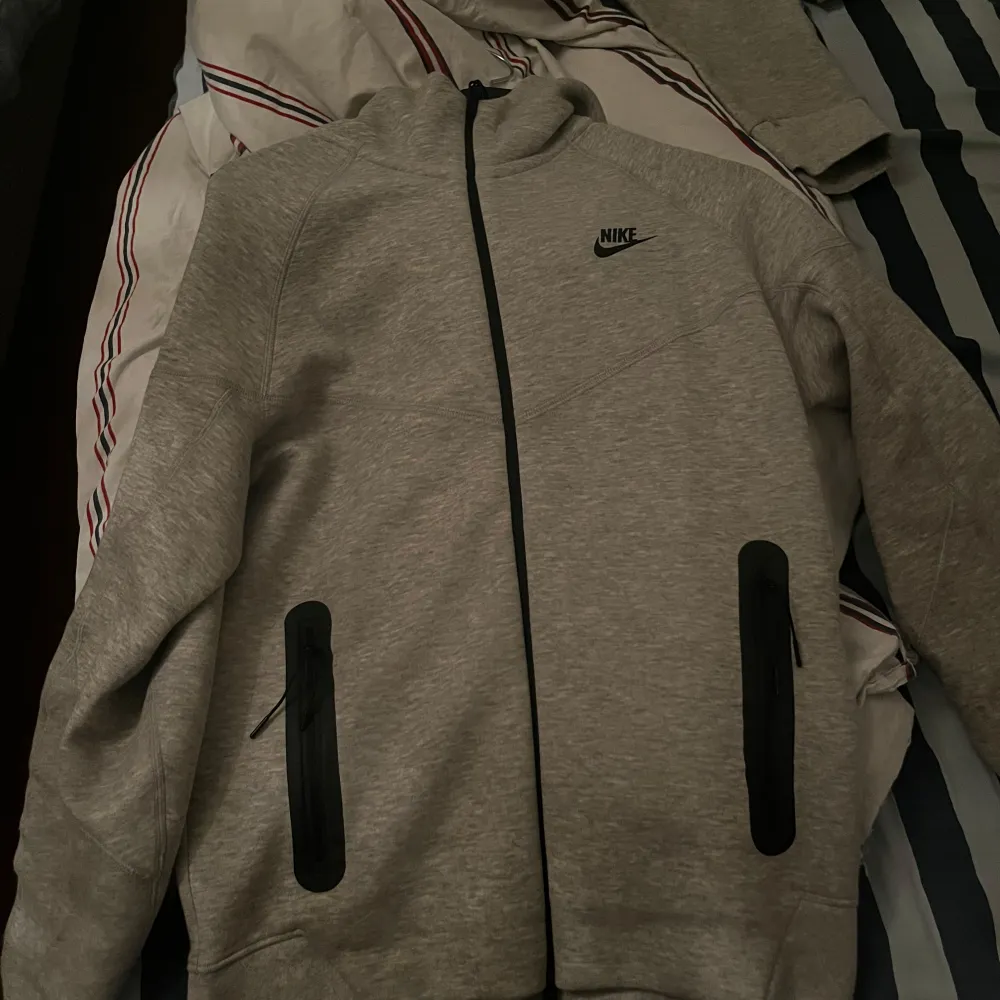 Fint nike tech fleece set i strl S. Helt ny inte använd!. Alltså helt nya köptes för cirka 2500!. Hoodies.