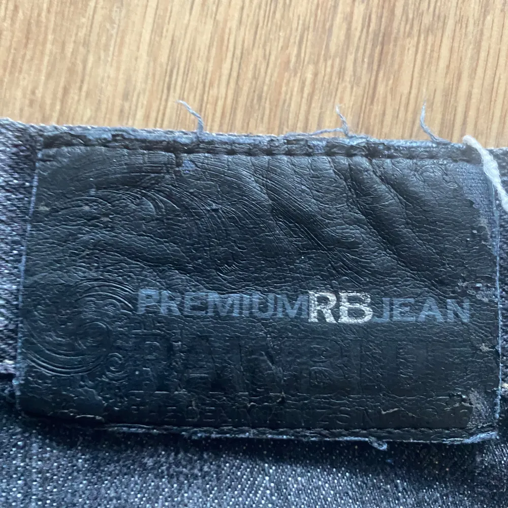 Säljer jeans från märket RawBlue  Perfekt skick  Mycket sällsynt märke Storlek 32 x 32  Några frågor? Skriv i privata meddelanden . Jeans & Byxor.