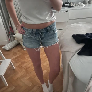 Pull and bear shorts - Fina shorts ifrån pull and bear som är low rise! Kontakta mig för mer information ❤️
