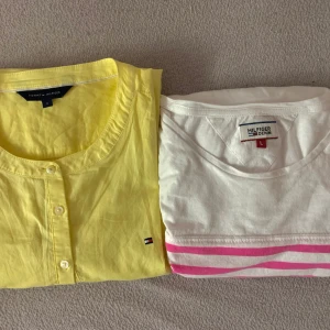 2st Tommy Hilfiger damtröjor!!! - Säljer två Tommy Hilfiger-tröjor i storlek L, men de passar utmärkt för den som vanligtvis bär M tack vare det stretchiga materialet. Den gula skjortan är luftig och bekväm, medan den rosa bomulls tröjan är mjuk och skön.  Båda har hög kvalitet!!