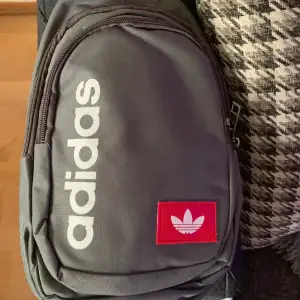 En oanvänd adidas axelväska som är mycket snygg. 