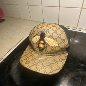 Hej har haft denna Gucci  kepsen från 2023 till nu 2024 den e äkta pris kan diskuteras   - Har haft Gucci kepsen i ett år och några månader och känner att nu vill jag få bort den pris kan diskuteras hämtas upp i Västerås eller Avesta 