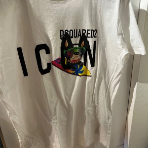 Dsquared2 T-shirt - En mycket elegant T-shirt från det italienska design märket DSQUARED2. Använd 2-3 gånger. Skick på tröjan är 9/10. Storleken är L men funkar även till M om man vill använda den som en oversize t-shirt på tex sommaren. 