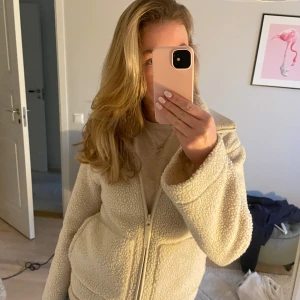 Hm teddyjacka - Supermysig Teddy jacka från HM! Köpt förra hösten men används inte längre! Fortfarande i fint skick, skriv vid fler frågor!💞💞