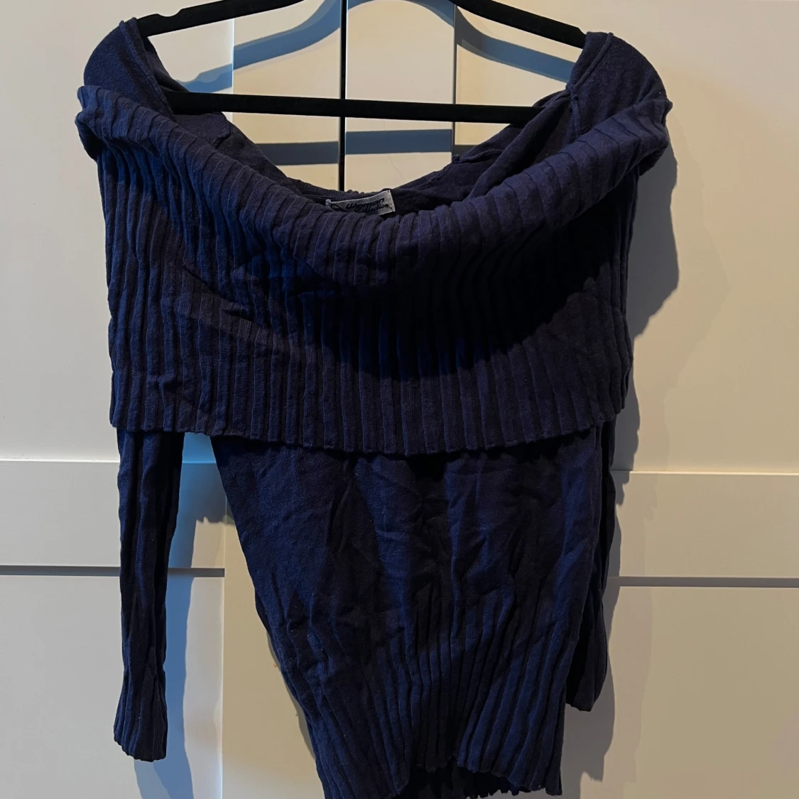 Mörkblå off shoulder tröja