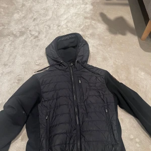 Parajumper cardigan M - Hej, jag säljer nu denna Parajumper cardigan som är väldigt svår att få tag på! Jackan är i storlek M och har några defekter därav det mycket bra priset. Kom privat för fler bilder och frågor!