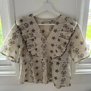 Blus - Säljer nu denna jättefina blusen för att den inte kommer till användning. Pris kan diskuteras💓