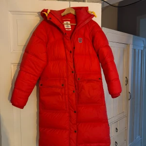 Fjällräven jacka - Fjällräven expedition long down parka i Stl XS. Röd i färgen och väldig är varsamt använt, som ny skick!   Pris kan diskuteras men inga skambud! Nypris är 7999kr!☺️