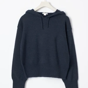 gina soft knitted hoodie - Säljer min jättefina och sköna stickade hoodie från gina young, storleken är 146/152 men passar mig jättebra som är 1,63 och har storlek S! Använt ca 2-3 gånger och inga defekter, nypris 250💙