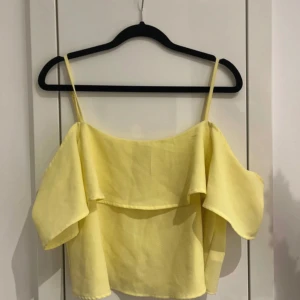 Croptop - Gult linne med offshoulder ärmar. Stl 40 från H&M