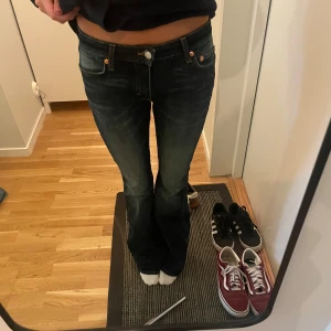 Mörkblå weekday jeans - Skit snygga mörkblå weekday jeans! Deras trendiga utsvängda modell i storlek 25/32. Passar mig som är 165 och vanligtvis bär xs-s. Köpta för 500kr o är knappt använda.