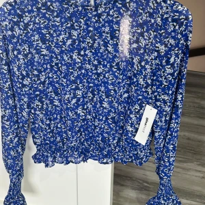 Toppar  - Topp/blus från Gina tricot. Aldrig använd, prislapp är kvar på. Normal i storlek.