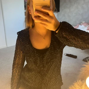 Svart glittrig topp/blus - Inga defekter. Jag har linne under annars är den genomskinlig. Den är i storlek M men jag är egentligen en XS/S. 