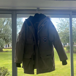 Canada goose vinterjacka - Jackan är i bra skick och har varit min favorit senaste åren men jag har nya prioriteringar och behöver inte en så fin jacka. Den har en defekt på höger ficka men den har aldrig stört innan. Storleken är XS men den sitter som en M