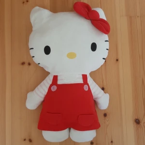 Stor Hello Kitty plushie - Jättestor Helo Kitty plushie från sanrio🎀 Kontakta gärna vid frågor eller intresse🌷