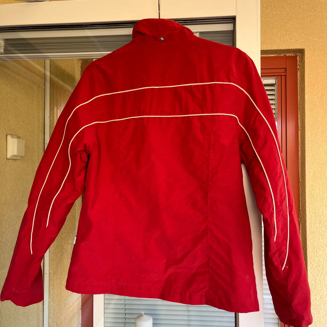 Röd jacka från AMiCA - 1
