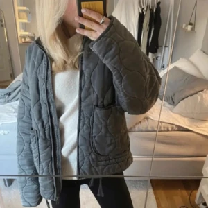 Quiltad jacka  - Säljer denna quiltade jacka från Zara. Knappt använd. Köpt för ca 900, storlek XS men passar S perfekt💕⚡️(lånade bilder) 