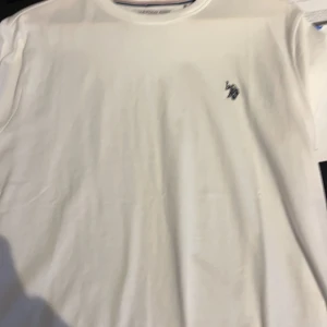 US Polo - Oanvänd t-shirt perfekt för sommarn