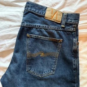 Nudie, Gritty Jackson - Nudie Jeans, Gritty Jackson i storlek W32L34.  Skick: 10/10, använda Max 5 gånger. Nypris 1600kr.  Hör av dig om du vill ha fler bilder!